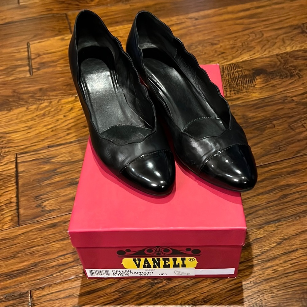 Vaneli “Dallan” scalloped dress wedge black shoe.